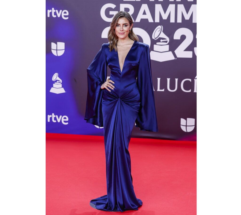Anna Ferrer, hija de Paz Padilla, con vestido de Isabel Sanchis en los Latin Grammy 2023