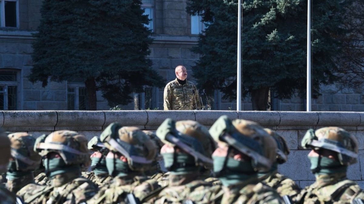 El presidente de Azerbaiyán, Ilham Aliyev, durante un desfile militar en la principal ciudad de Karabaj, Jankendi, antigua capital de las autoridades separatistas de Nagorno Karabaj