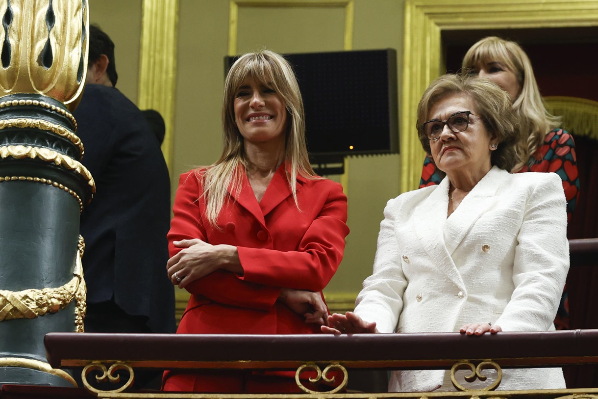 Begoña Gómez y Magdalena Pérez-Castejón, madre de Pedro Sánchez, en el debate de investidura