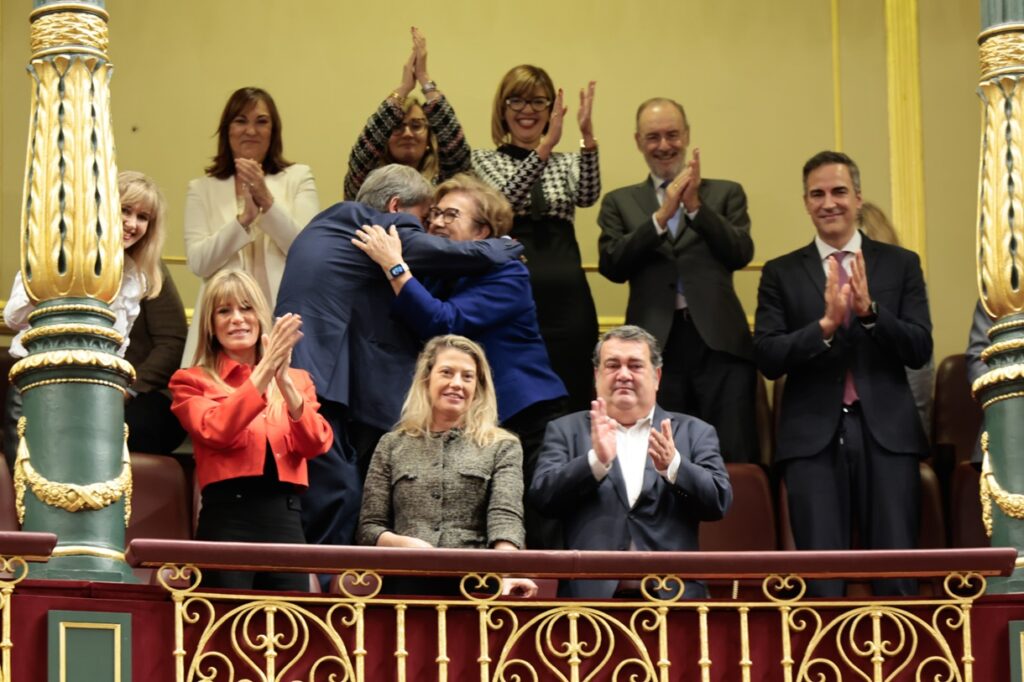 Begoña Gómez y la madre de Pedro Sánchez, felices y emocionadas tras ser Pedro Sánchez presidente del Gobierno de nuevo