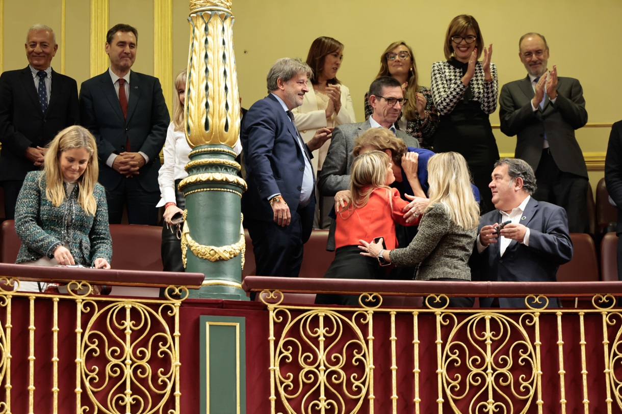 Begoña Gómez y su suegra, Magdalena Pérez-Castejón se abrazan en el Congreso