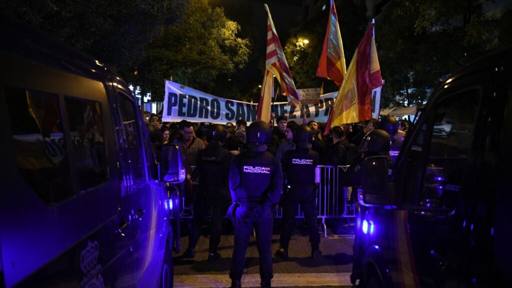 La protesta frente a la sede del PSOE en la calle Ferraz