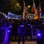 Protesta frente a la sede del PSOE en la calle Ferraz