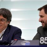 Los miembros del Parlamento Europeo, el catalán Antoni Comin (R) y el líder catalán Carles Puigdemont, asisten a una sesión formal en el Parlamento Europeo en Estrasburgo.
