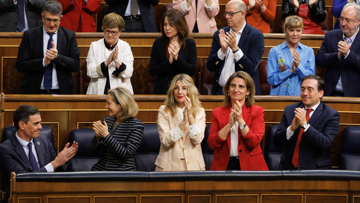 La bancada del PSOE aplaude al presidente del Gobierno, Pedro Sánchez.