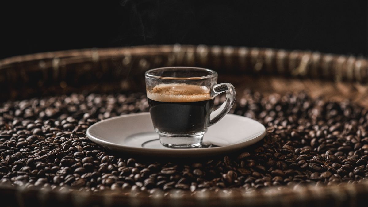 La OCU explica cuál es el truco de los bares para que el café tenga mejor sabor que el de casa.