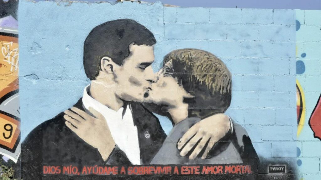 Pedro Sánchez y Carles Puigdemont, dándose un beso en el mural del artista urbano TVBoy. Noticias del año