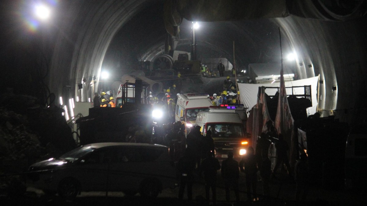 El dispositivo de rescate para sacar a los 41 trabajadores atrapados en un túnel de la India