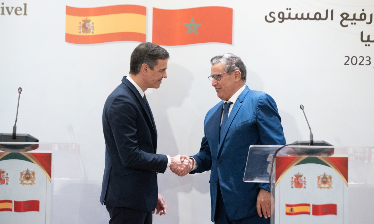 El presidente del Gobierno, Pedro Sánchez y el jefe de Gobierno del Reino de Marruecos, Aziz Akh