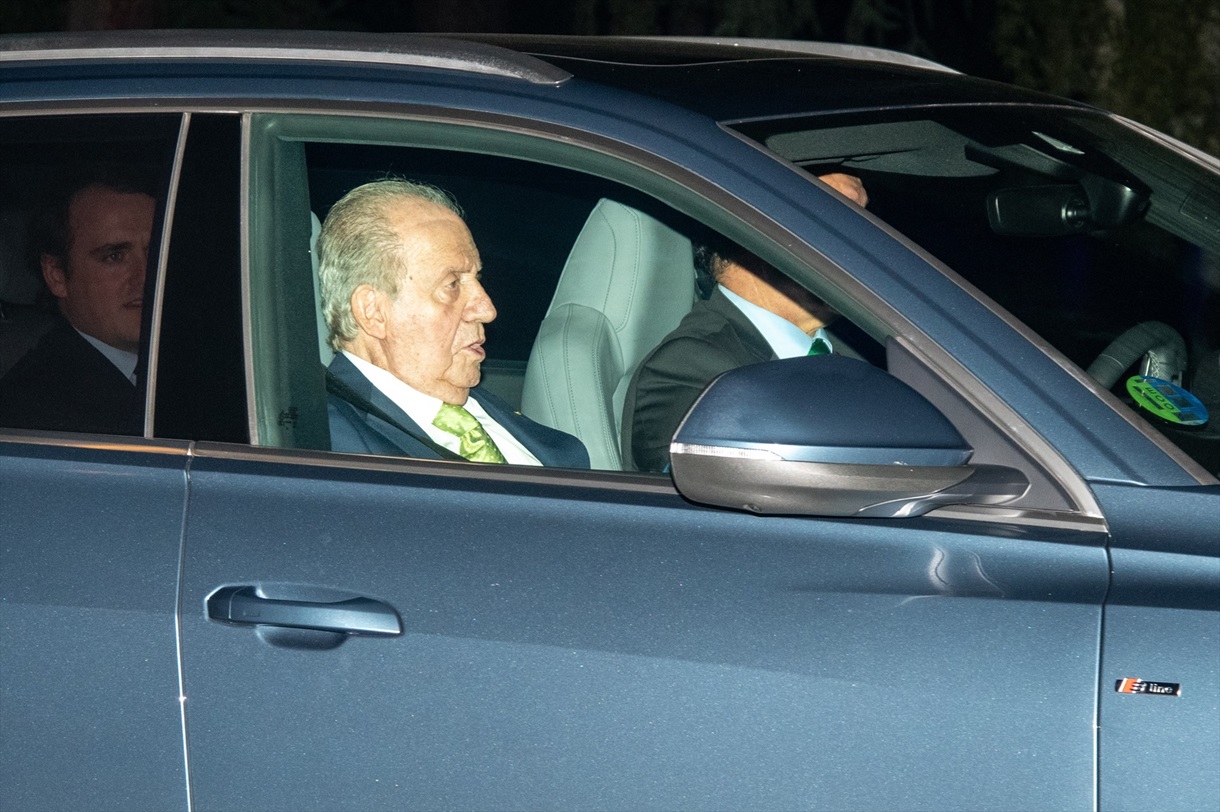 El rey Juan Carlos I sale de El Pardo tras la celebración familiar