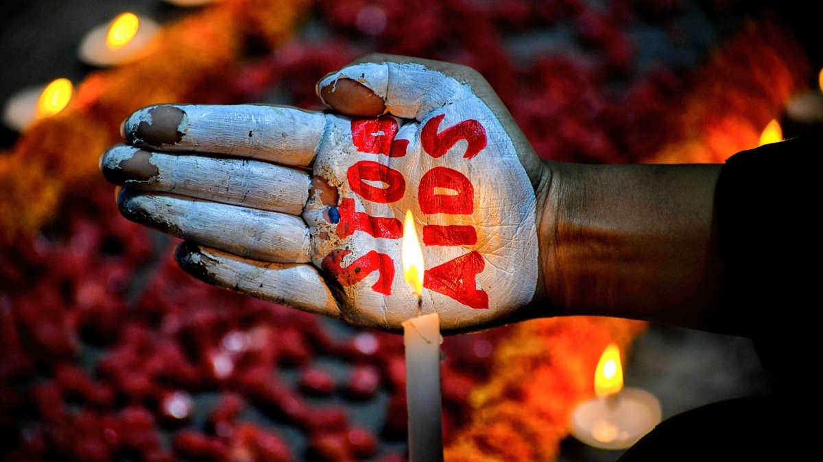 Un activista con 'Stop AIDS' (Parad el SIDA) pintado en la mano