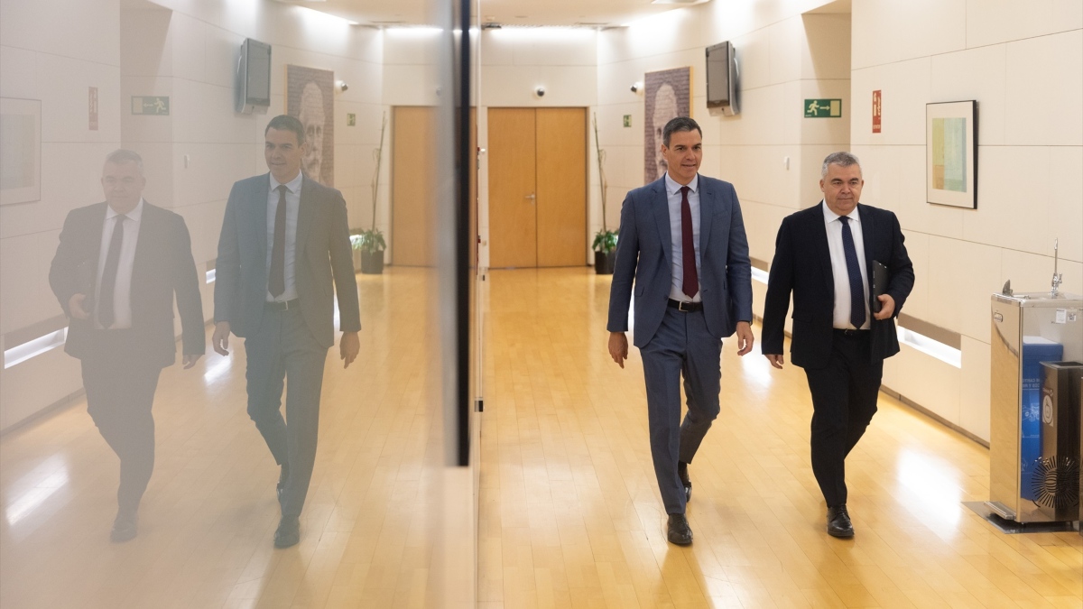 El secretario de Organización del PSOE, Santos Cerdán y el presidente del Gobierno en funciones, Pedro Sánchez