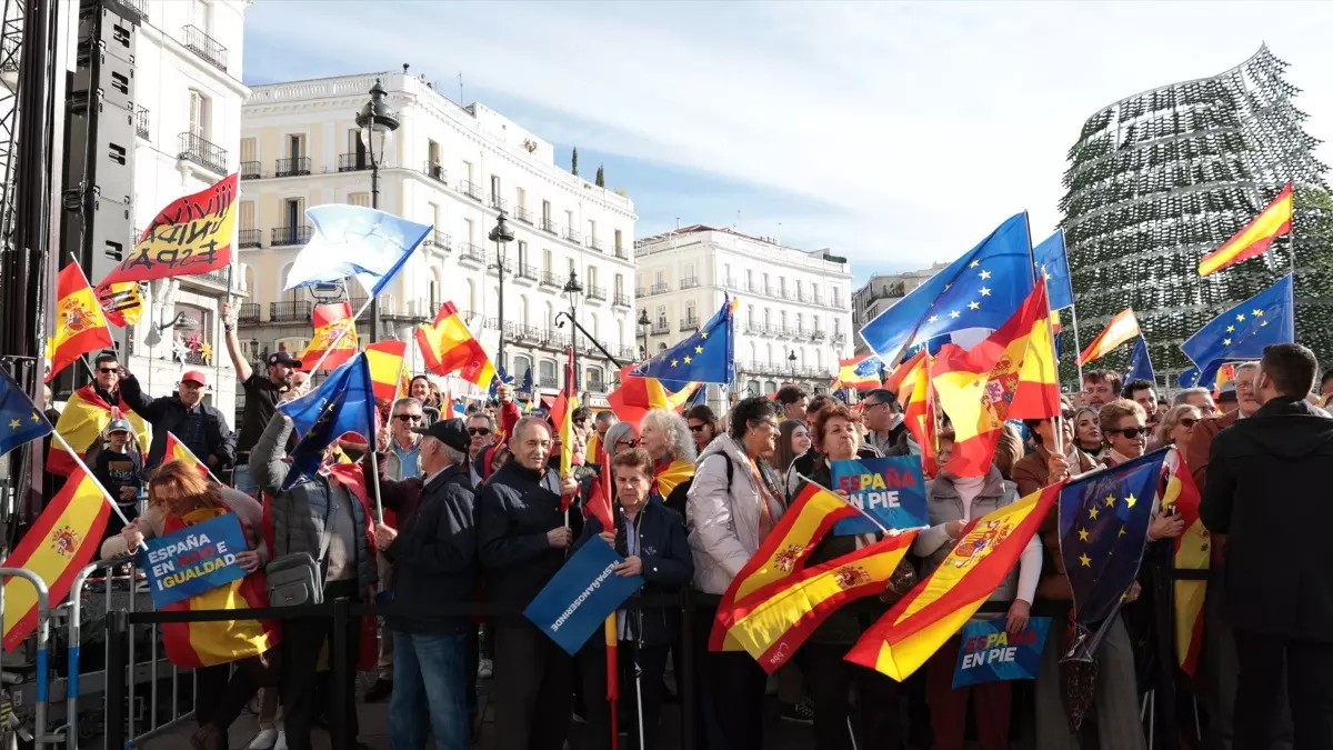Manifestantes contra el acuerdo de PSOE y Junts en la Puerta del Sol