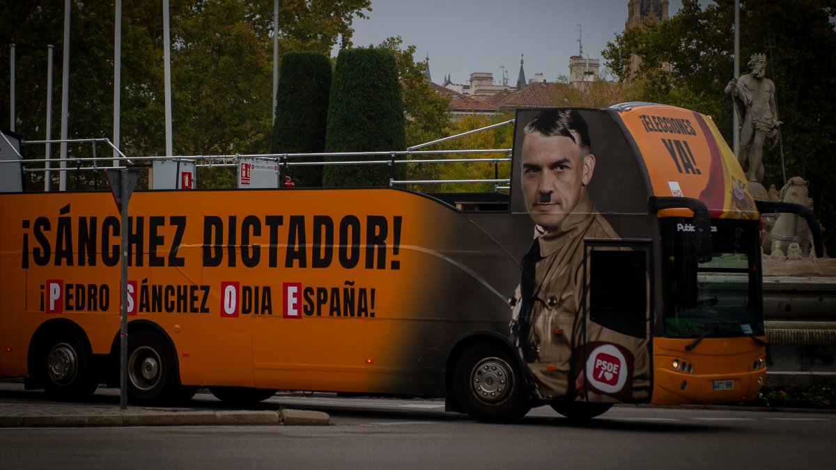 El autobús de Hazte Oír caricaturizando a Pedro Sánchez