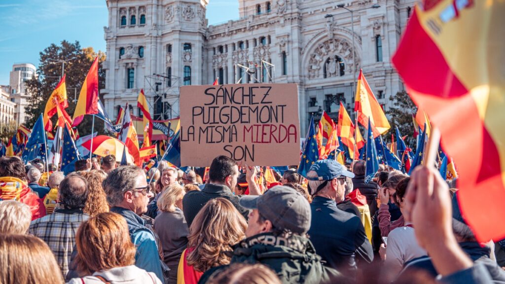 Manifestación contra la ley de amnistía y contra los pactos de Pedro Sánchez en Cibeles (Madrid)