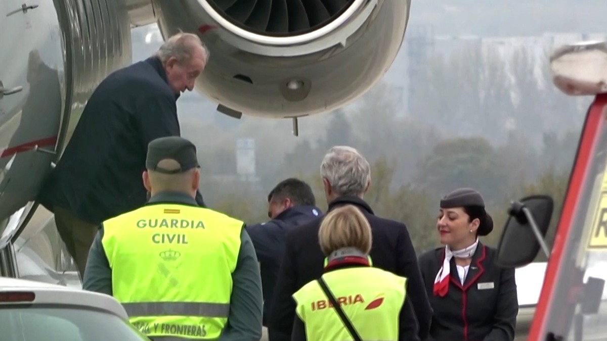 El rey emérito Juan Carlos a su llegada a Vitoria, donde ha hecho una 'escala' de seis horas