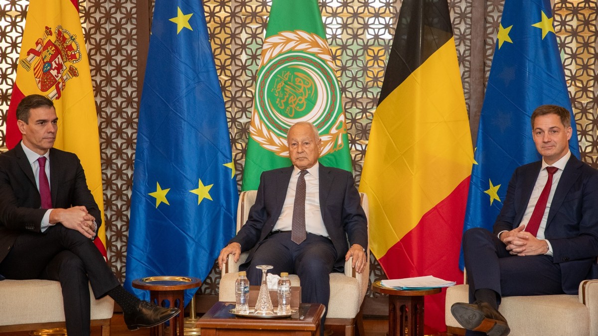 Pedro Sánchez en su visita a Egipto junto al secretario general de la liga árabe, Ahmed Aboul Gheit, y el primer ministro belga, Alexander De Croo