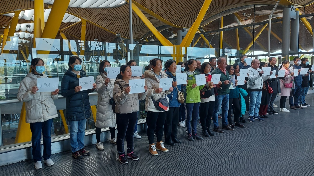 Grupo de cristianos chinos en Barajas reclamando que no se haya dado asilo