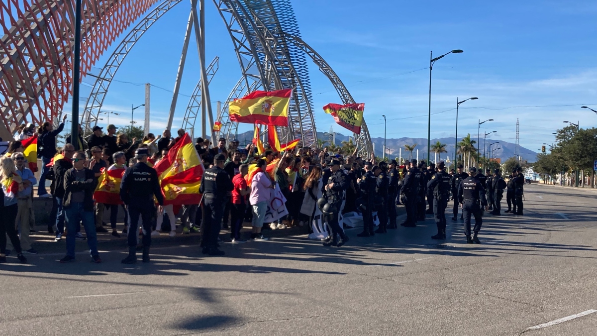 Manifestantes en la puerta del Congreso de Málaga