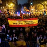 Manifestantes en Ferraz contra la investidura de Pedro Sánchez