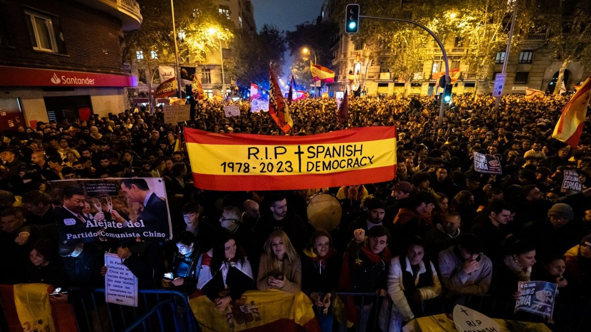 Manifestantes en Ferraz contra la investidura de Pedro Sánchez