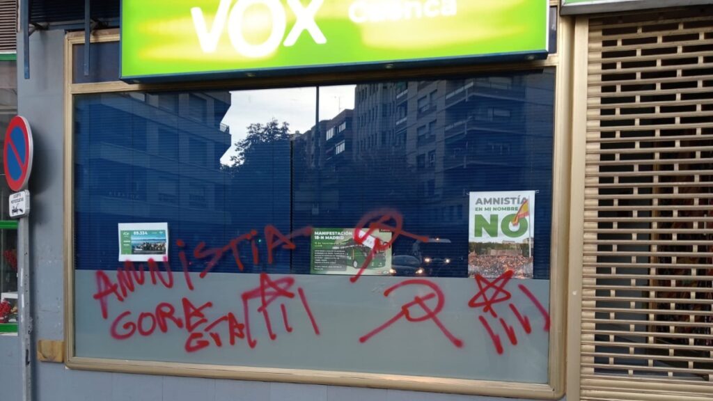 Una organización independentista vandaliza la sede de Vox en Girona: 