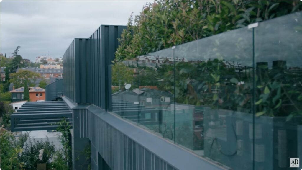 Ha tapado toda la terraza con plantas y maceteros de gran tamaño para evitar que le hagan fotos