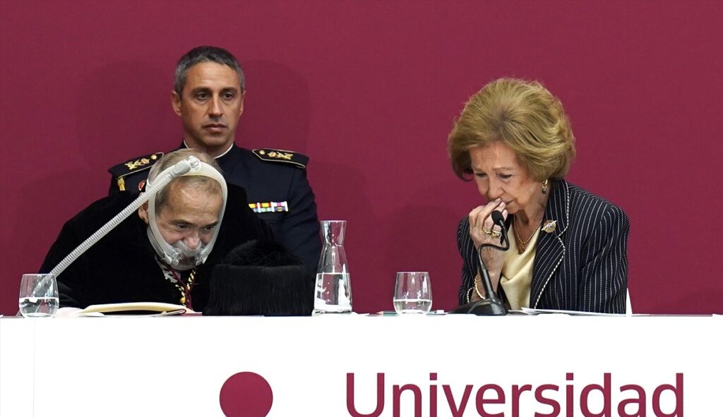 La reina Sofía se emociona durante el acto en el que se ha nombrado a Emilio Lora-Tamayo como rector honorario de la Universidad Camilo José Cela