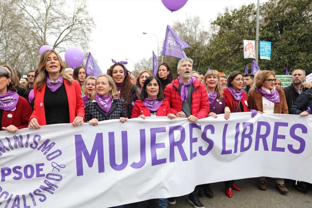 La mujer de Pedro Sánchez, Begoña Gómez, con la madre del presidente y varios ministros del PSOE, en la manifestación del 8M de 2020