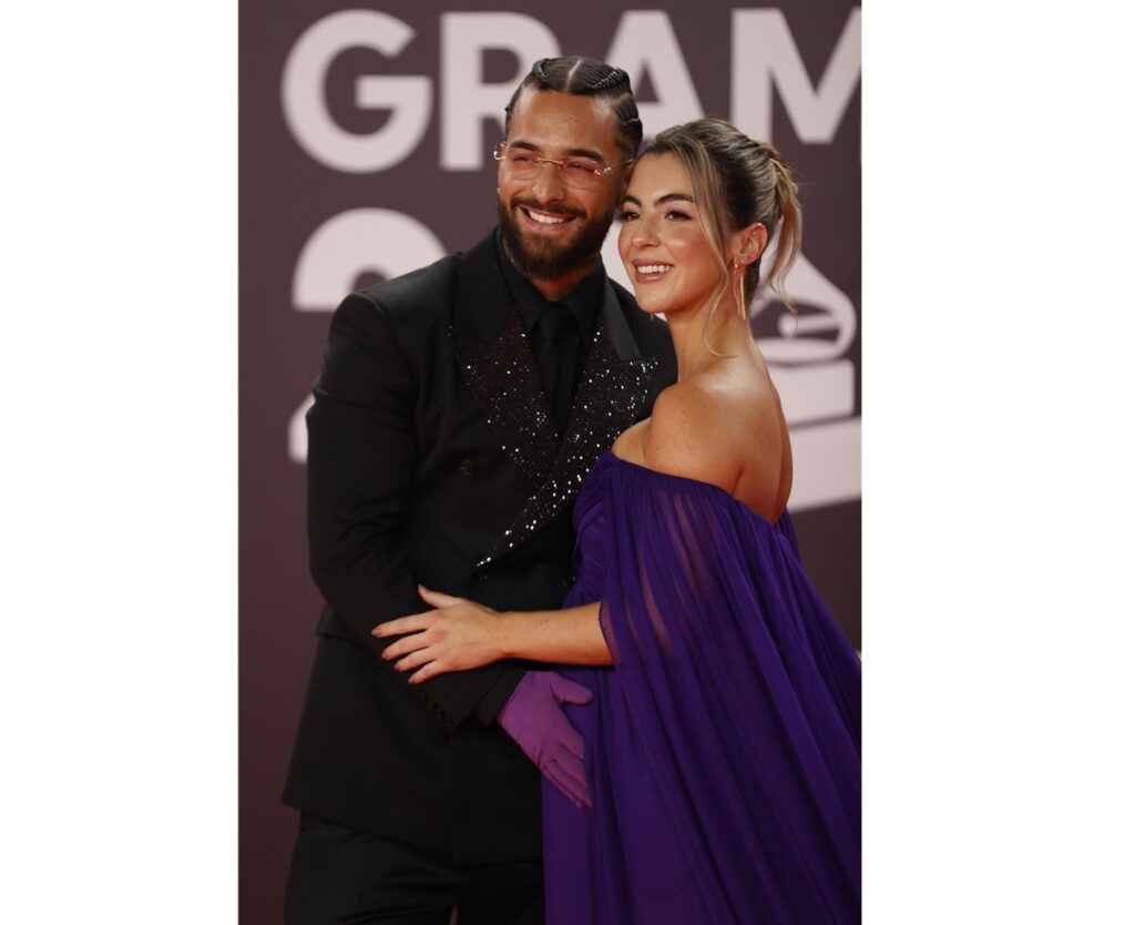 Maluma y su pareja Susana Gómez, embarazada del que será el primer hijo del cantante, en los Latin Grammy 2023