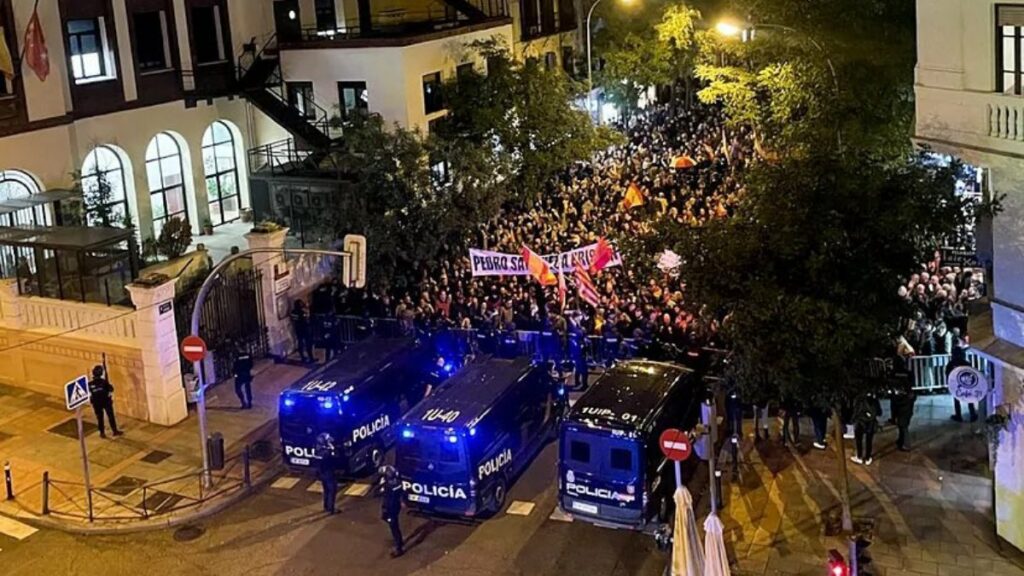 Última hora de las manifestaciones contra la amnistía en sedes del PSOE: comienzan las movilizaciones