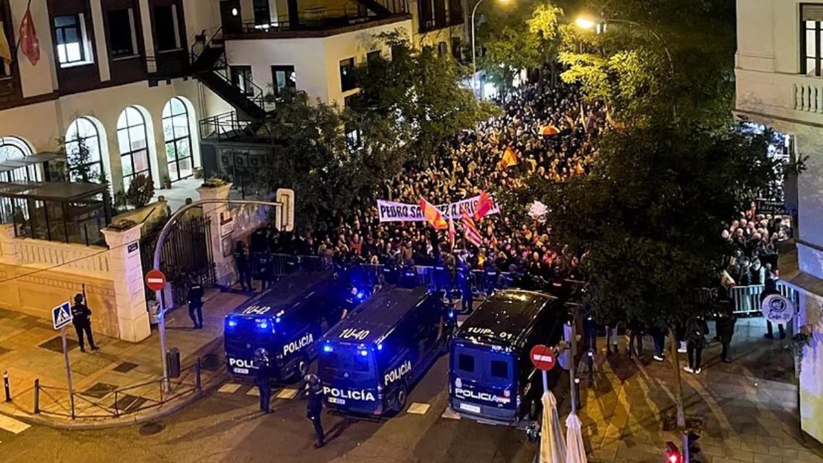 Manifestantes en la calle Ferraz de Madrid