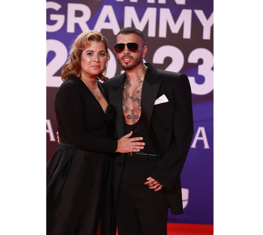 Rauw Alejandro, ex de Rosalía, y su madre en los premios Latin Grammy 2023