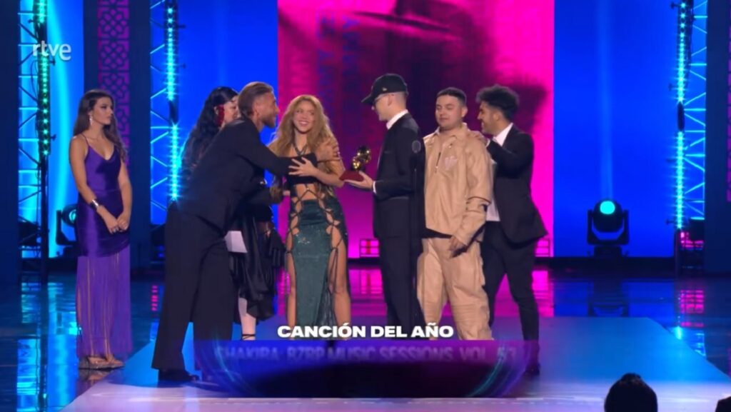 Sergio Ramos le entregó el premio Grammy canción del año a Shakira y Bizarrap