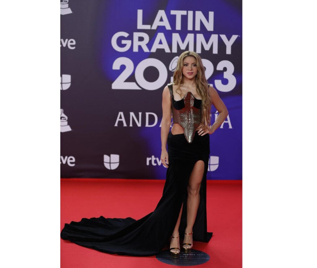 Shakira con un vestido de Harris Reed en los Latin Grammy 2023