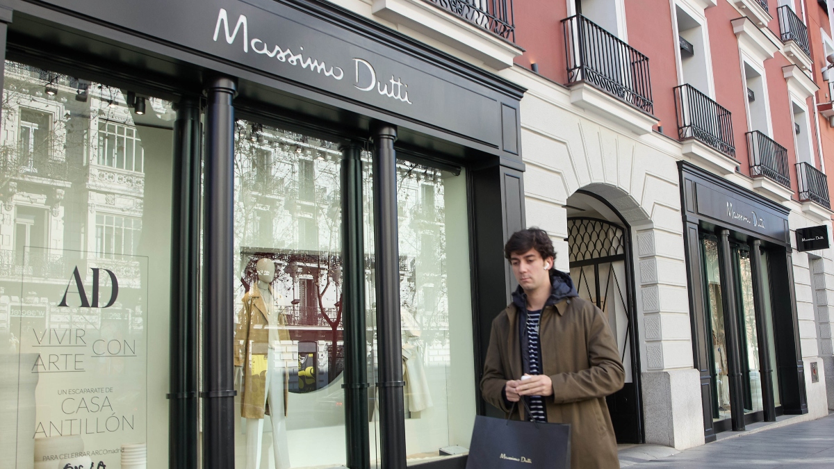 Un joven compra en una tienda de Massimo Dutti
