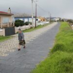 Una mujer pasea por el literal gallego