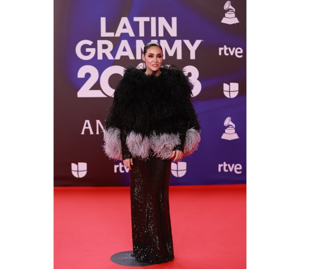 Vicky Martín Berrocal con un diseño de su firma en los Grammy Latinos 2023