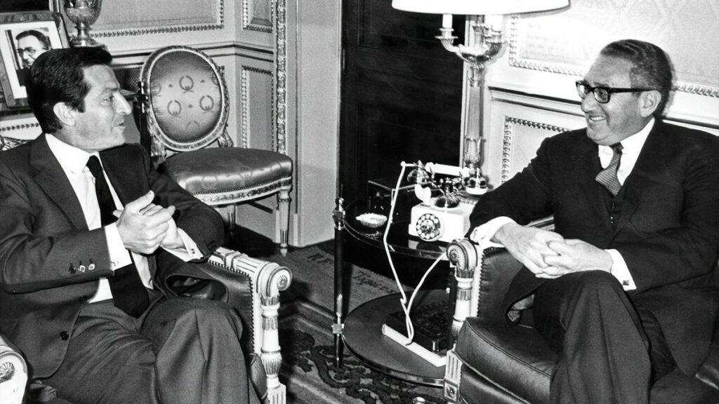 Henry Kissinger en una reunión con Adolfo Suárez