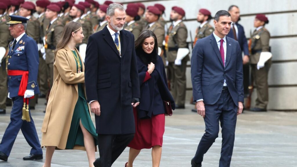 Sánchez vuelve a saltarse el protocolo al colocarse sin decoro el pantalón delante de Felipe VI