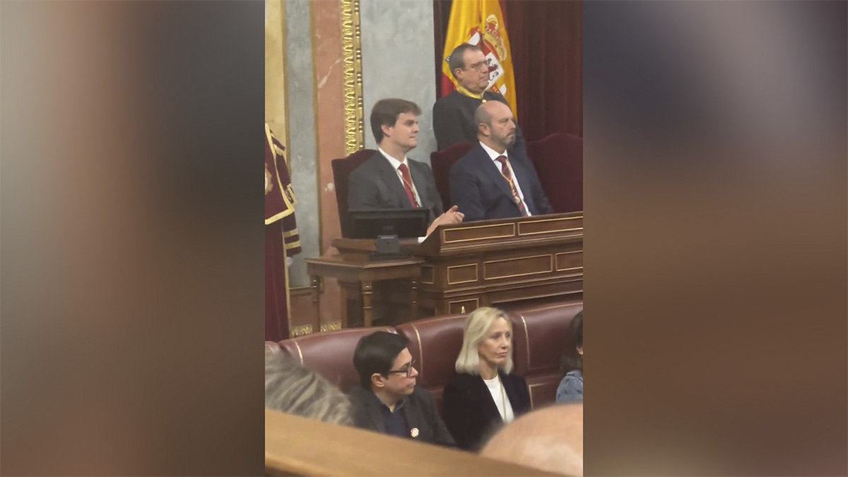 El momento en el que el nuevo el nuevo letrado mayor, Fernando Galindo, aplaude a Francina Armengol