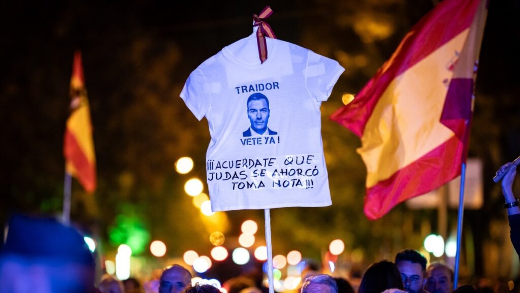 EL ESPAÑOL en LinkedIn: La protesta de Ferraz se llena de muñecas hinchables  contra el PSOE por…