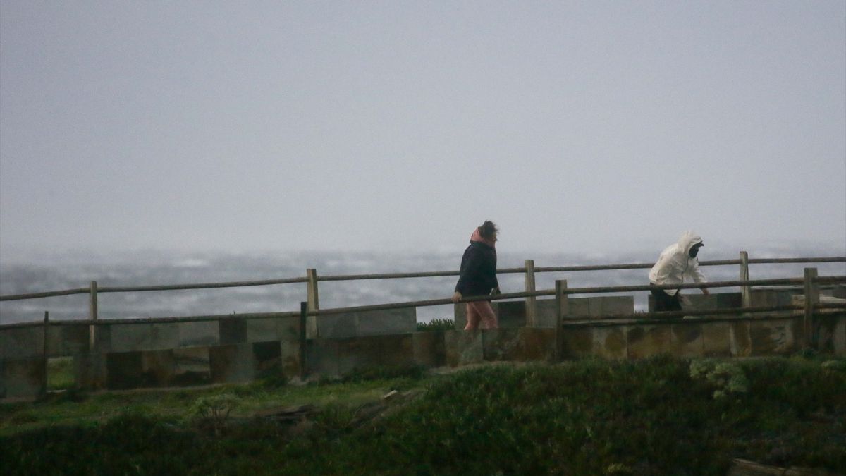Dos personas observan el oleaje a causa de la borrasca Ciarán en Galica