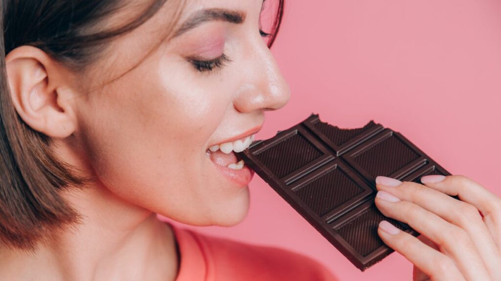La razón por la que el chocolate ayuda a combatir el frío y otros beneficios de comerlo en invierno