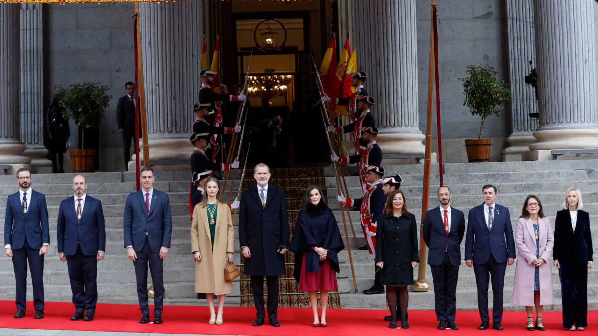 Los reyes Felipe y Letizia junto a la princesa de Asturias Leonor, el presidente del Gobierno, Pedro Sánchez, la presidenta del Congreso, Francina Armengol y el presidene del Senado, Pedro Rollán