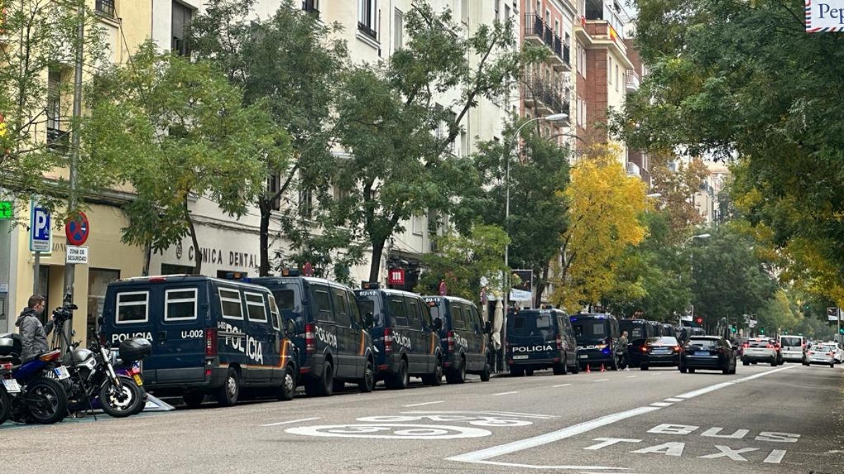 La calle Ferraz repleta de policías para custodiar la sede del PSOE