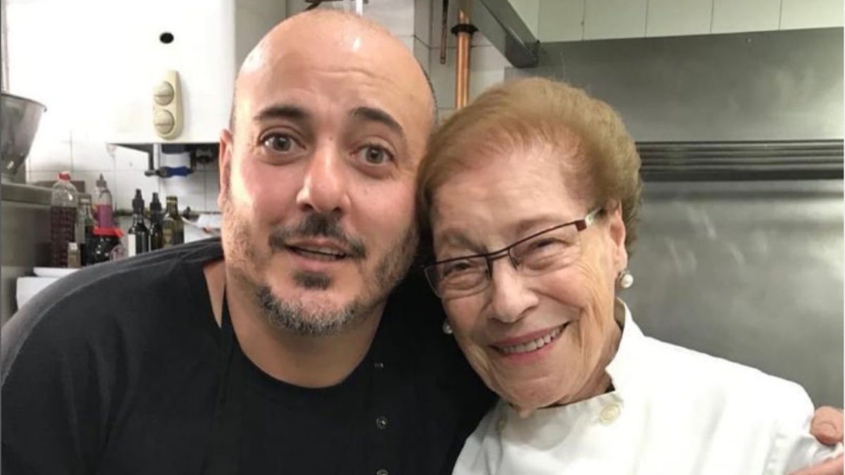 Dani Redondo, jefe de cocina de Can Roca, junto Montserrat Fontané, madre de los hermanos Roca