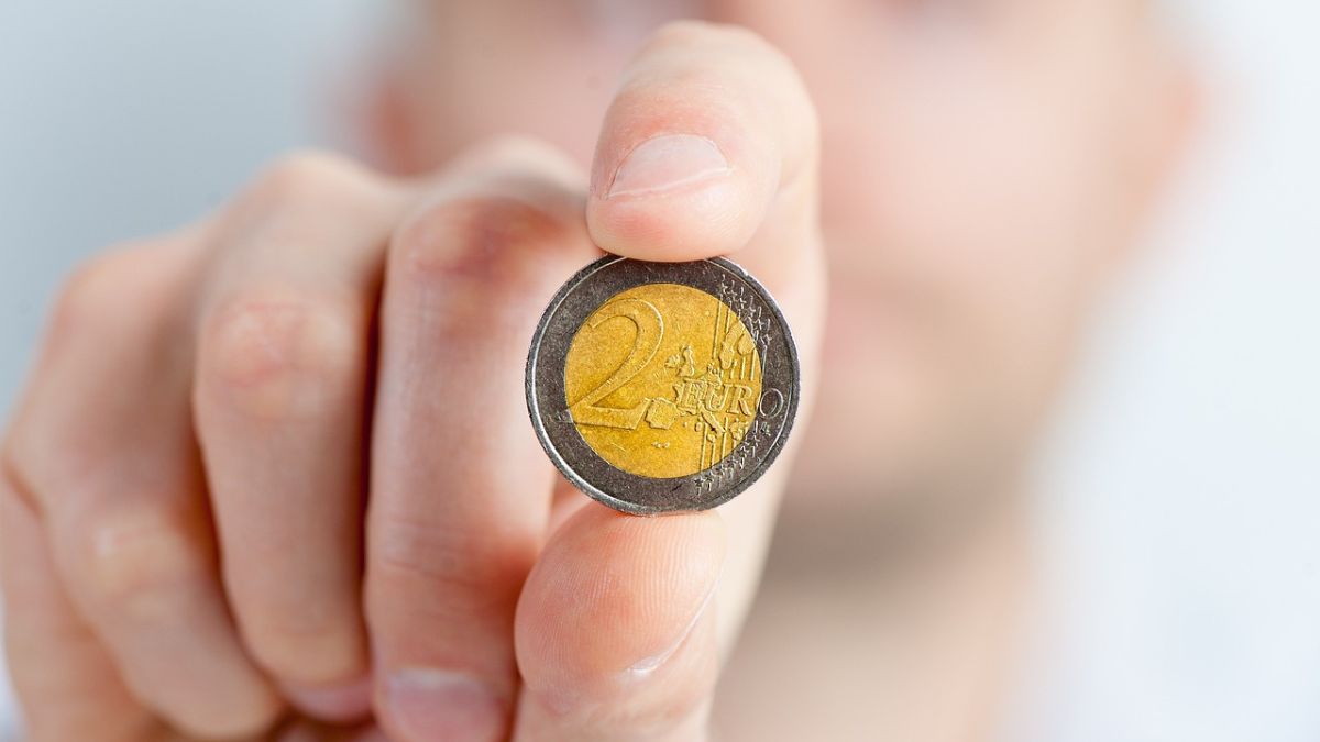 La nueva moneda de 2 euros en honor a la Policía Nacional que entrará en circulación en 2024