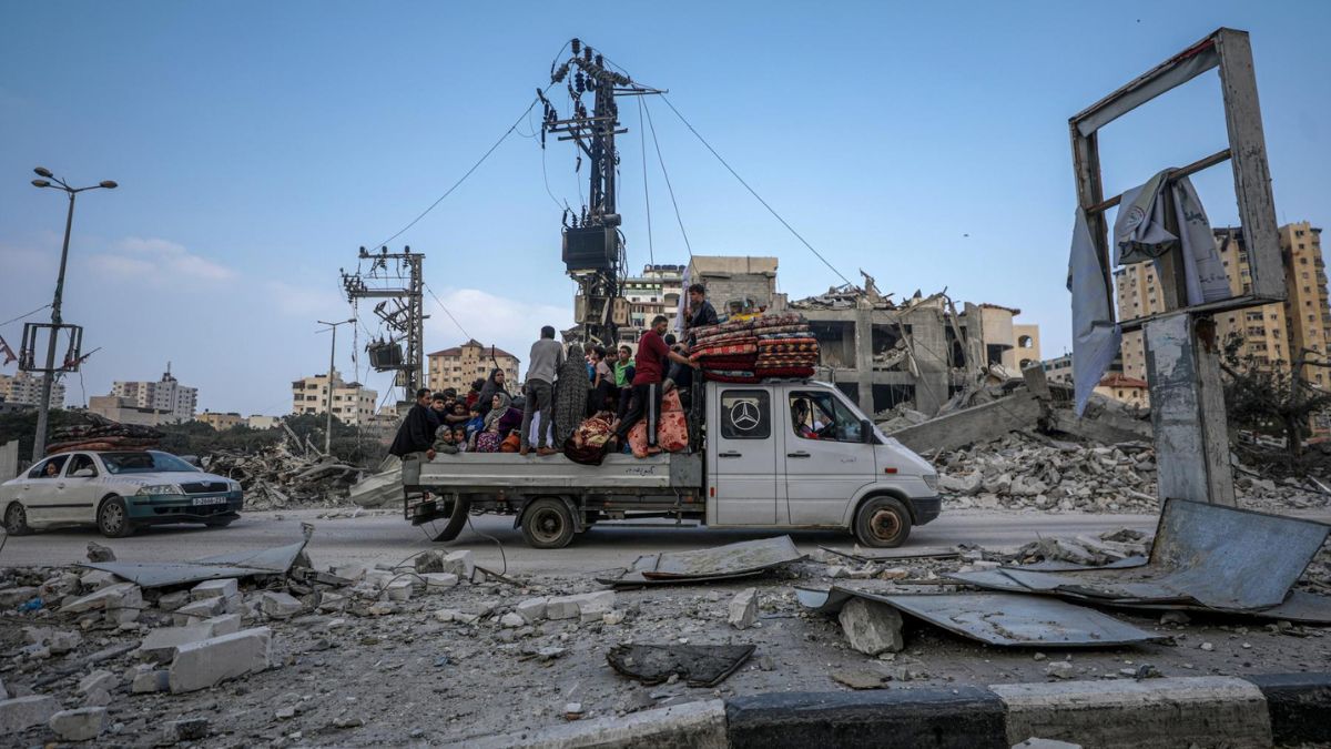 Un grupo de personas evacúan la ciudad de Gaza