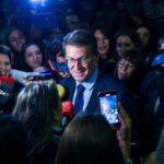 El presidente del PP, Alberto Núñez Feijóo, atiende a los medios a su salida de la primera sesión del debate de investidura de Pedro Sánchez
